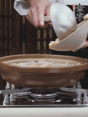 燜煮30分鐘，下花生、紅棗煮5分鐘。（花生提前預(yù)煮15分鐘）