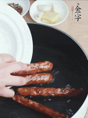 金字香腸水煮15分鐘，撈出切薄片。