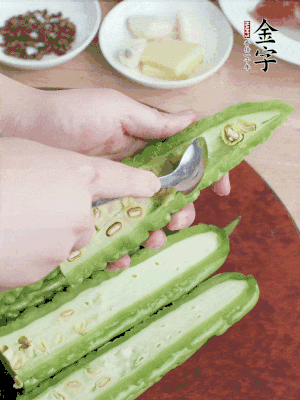 苦瓜去籽切薄片，一點鹽拌勻，10分鐘后沖洗控干。香蔥切蔥花、姜切末、蒜拍碎、干辣椒切圈。