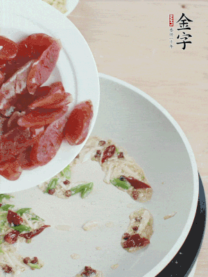 放香腸、苦瓜快速翻炒。