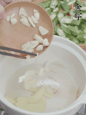 砂煲熱油，姜蒜、辣椒煸香。