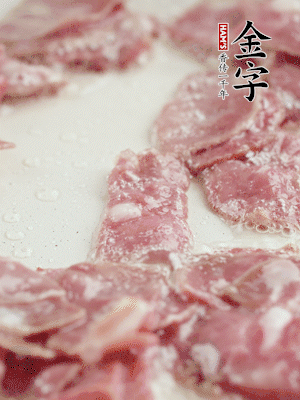 炒鍋熱油，下培根火腿煸炒。