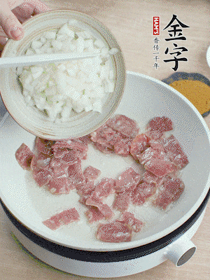 依次下洋蔥、紅菜椒、豌豆粒、玉米粒翻炒均勻。