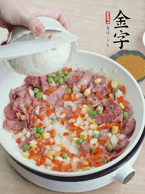 放米飯炒至顆粒分明。