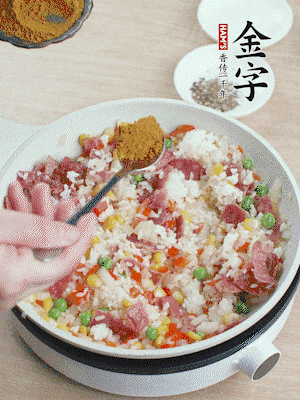 1勺咖喱粉、1/2勺鹽，少許黑胡椒碎炒均。