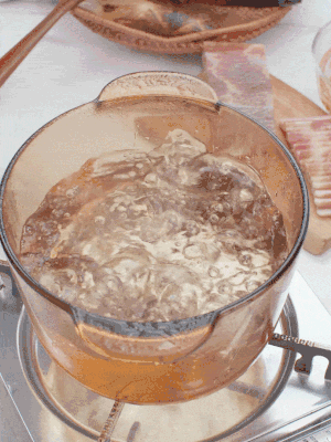 春筍切片焯水3分鐘，去除草酸澀味。