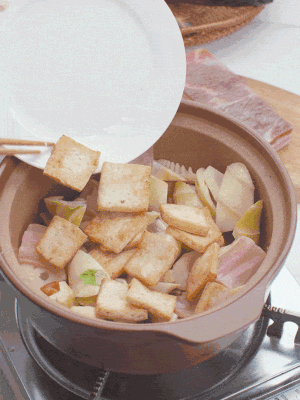 依次下春筍、豆腐，開(kāi)水沒(méi)過(guò)食材。