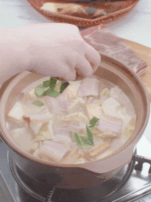 一小撮鹽、糖、雞精調(diào)味，最后撒點(diǎn)蒜葉點(diǎn)綴。