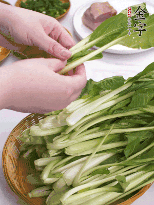 小青菜掰成一片片。