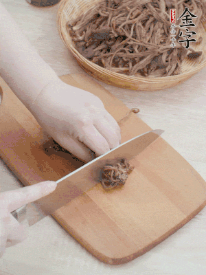 干茶樹菇浸泡過夜，去老根焯水，擠干水份。