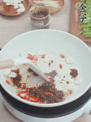 熱鍋涼油，姜蒜、辣椒、金字火腿xo醬炒香。