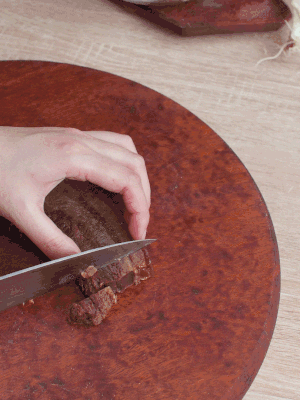 金字臘肉水煮15分鐘，切片。