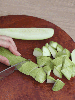 西葫蘆去籽縱向切成4份，斜切成厚片。