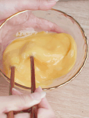 雞蛋調(diào)入少許黃酒打散。