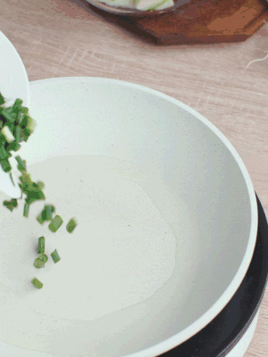 熱油下臘肉、蔥花煸炒，再下西葫蘆。