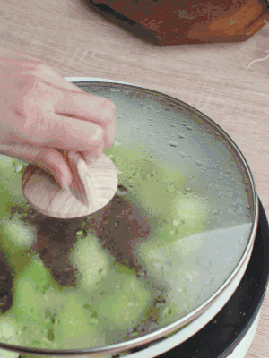 西葫蘆略出水時，加一小撮鹽調(diào)味。