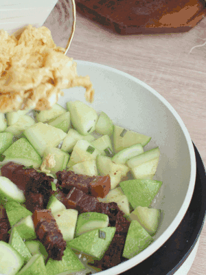 雞蛋一起翻炒。