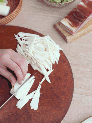 茭白切細(xì)絲，鹽水中浸泡防止氧化。