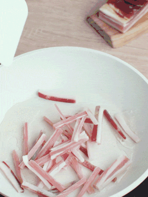 熱鍋涼油，下咸肉絲煸至出油。