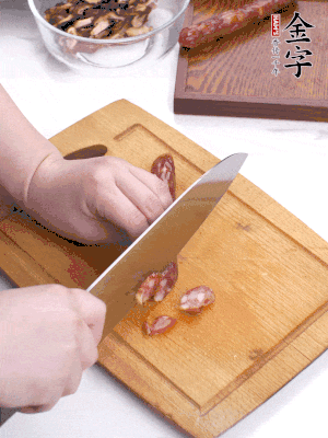 干香菇泡發(fā)切片，金字香腸切片，春筍切大粒。