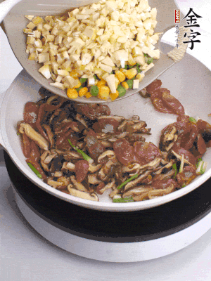 鍋里熱油，爆香蔥白，下香腸片炒至微微出油，加時(shí)蔬粒、香菇粒、春筍粒翻炒均勻。