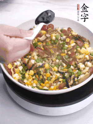 加2勺生抽、1勺蠔油、半勺老抽調(diào)味。