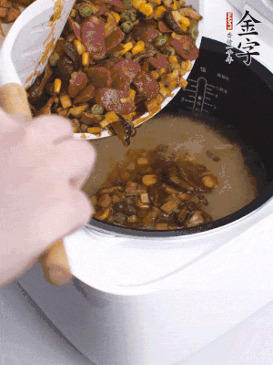 鋪在洗好的大米上，加清水，與食材持平。