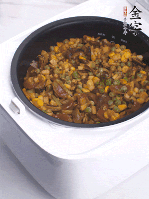 電飯煲按煮飯鍵，出鍋撒蔥花。