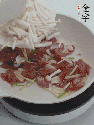 放白玉菇、青紅辣椒、雞蛋。