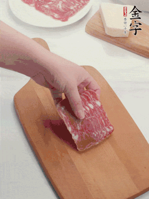 金字培根火腿改刀切小片；白洋蔥切??；新鮮豌豆剝殼。