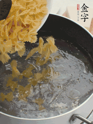 蝴蝶面加橄欖油煮熟；豌豆焯水30秒。