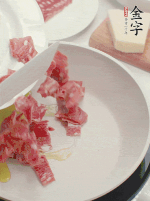 橄欖油煸香金字培根火腿。依次下豌豆、蝴蝶面、洋蔥。