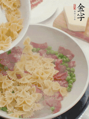 1小勺鹽調(diào)味，混合一起燉煮一下。