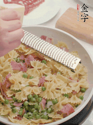 收汁后加入帕爾瑪芝士、歐芹碎和檸檬汁。