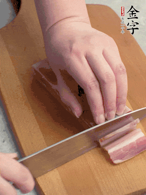 百合切去頭尾，分開洗凈;咸肉切薄片。