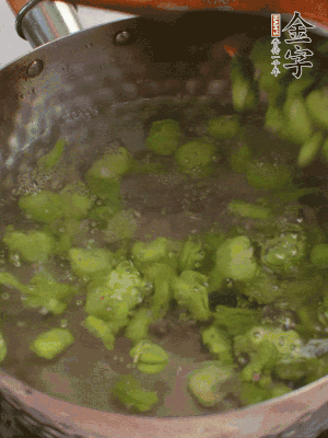 鍋中水沸，放一撮鹽，下蠶豆豆瓣焯3分鐘，下百合，3秒撈出，一起撈出瀝水。