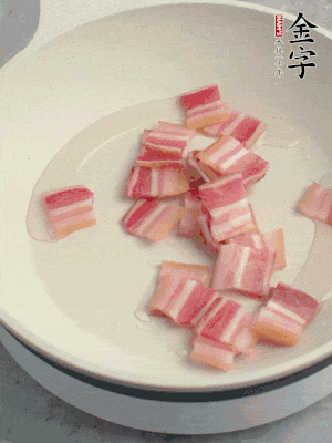 鍋中少許油，金字淡咸肉煸香。