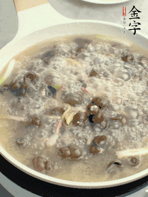 放辣椒，加一點(diǎn)鹽、糖，大火翻炒。