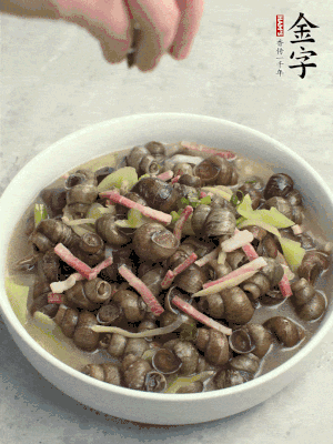 出鍋，撒點(diǎn)蔥花。