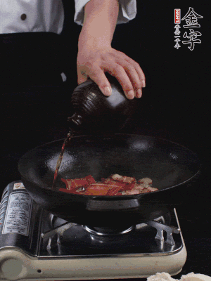 再下火腿片，淋少許黃酒添香。