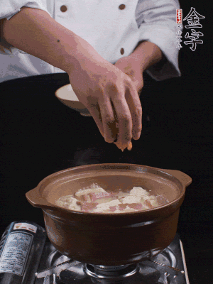 下蝦仁干，煮5分鐘。撒蒜葉，煮1分鐘。