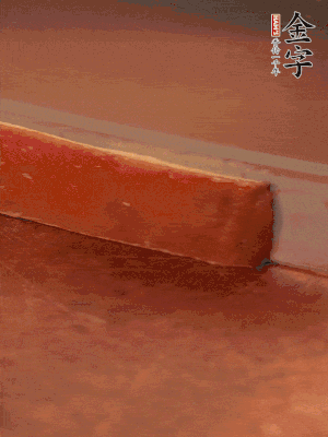 金字火腿上方去皮切薄片。