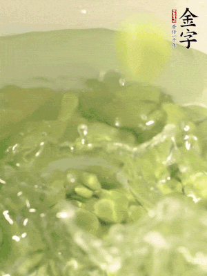 新鮮蠶豆熱水焯水30秒，然后浸入涼水。