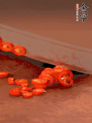 小米辣切圈，大蒜切片。