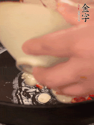 豬油潤鍋，下辣椒、大蒜、火腿片煸香。