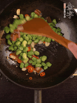 再下蠶豆煸炒，加1勺料酒調(diào)味。