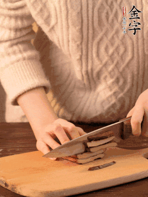 金字淡咸肉、香干分別切丁。