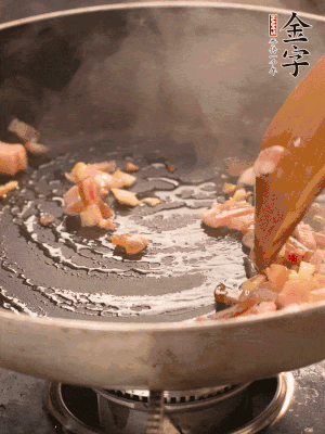 熱油爆香大蒜粒，煸香咸肉丁，淋一勺黃酒調味。