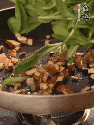 再放香干煸炒，最后放馬蘭頭翻炒至變軟。