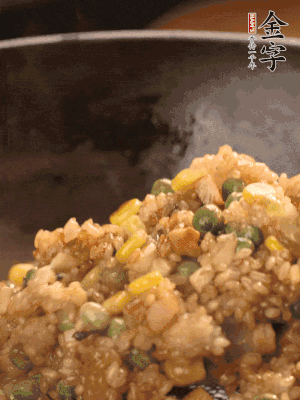 再下糯米，1勺蠔油、2勺生抽調(diào)味翻炒均勻。